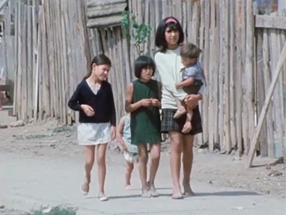 El documental de Jan Kees de Rooy fue filmado 6 meses antes del golpe de Estado y muestra los progresos y retrocesos en el proceso revolucionario chileno del momento.