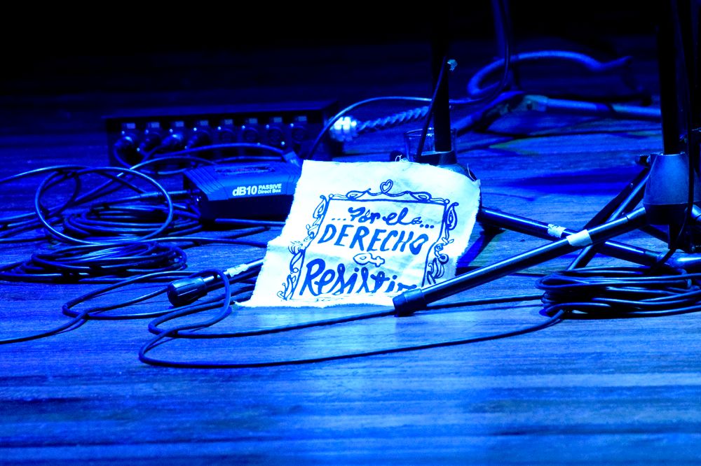 El concierto de Nano Stern comenzó con una secuencia de payas, las que dieron pasos a preguntas al público.