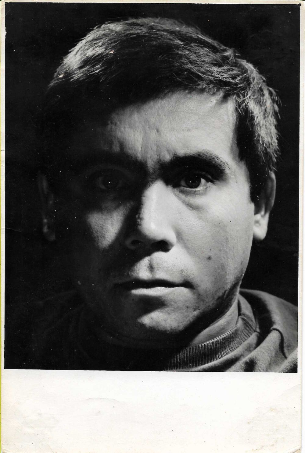 En el reportaje “Un vampiro extraterrestre recorre Santiago”, el periodista Andrés Nazarala desentierra una rareza fílmica que debido al golpe de Estado no pudo ver la luz. 