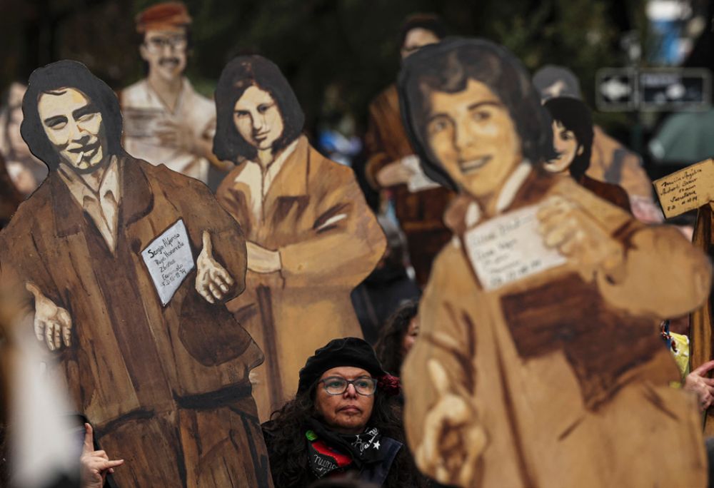 Marcha en recuerdo de las 119 víctimas de la Operación Colombo en Santiago, julio de 2023. Foto: Martin Bernetti / AFP.
