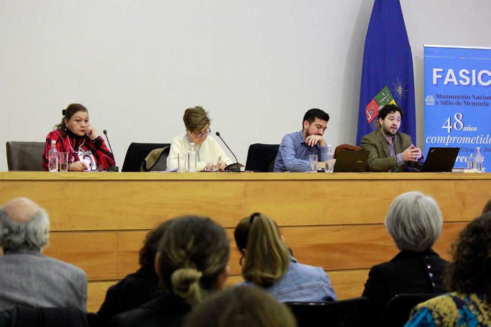 “Deudas en derechos humanos” fue el primer panel de la jornada. En él se abordaron algunas de las materias pendientes en derechos humanos, como la preservación de la memoria.