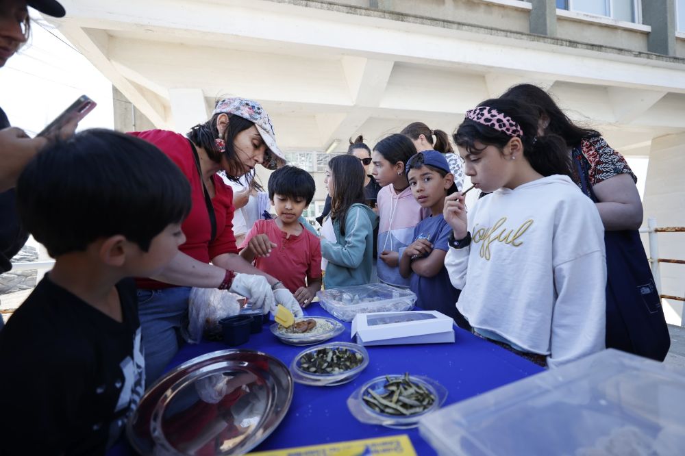  Allí las profesoras Alejandra González y Paulina Larrondo, de la  Universidad de Chile y las profesoras Ximena Ceballos y Pilar Muñoz, de la Universidad de Valparaíso invitaron a recorrer en terreno la costa marina poniendo el valor a las macroalgas y el oficio de las comunidades algueras como parte de una alimentación saludable, sostenible e innovadora.