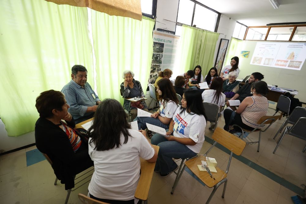  la primera sesión del taller “Cuidados orales en el curso de la vida. Monitores para la promoción de la salud”, el cual buscó entregar herramientas teóricas y prácticas para la promoción de la salud bucal con enfoque comunitario,