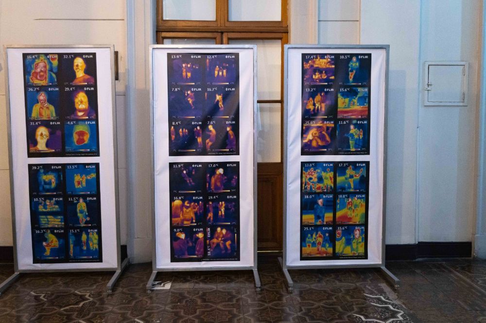 Minutos antes del conversatorio, se presentó la exposición del proyecto Contra-narrativas: Imágenes Migratorias, de Lisette Ruiz Aravena.