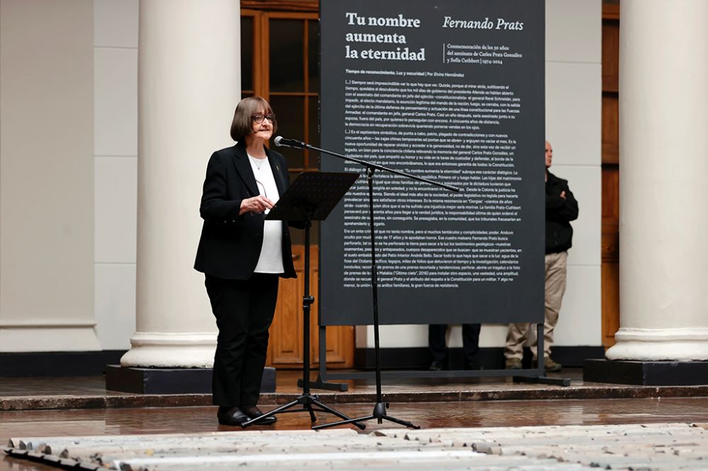 La Rectora Devés destacó que “esta obra de grandes dimensiones, tan grandes como su austeridad y la verdad que busca representar, permanecerá en nuestra memoria a través de la piedra que sostiene registros de los procesos de búsqueda de verdad y justicia.