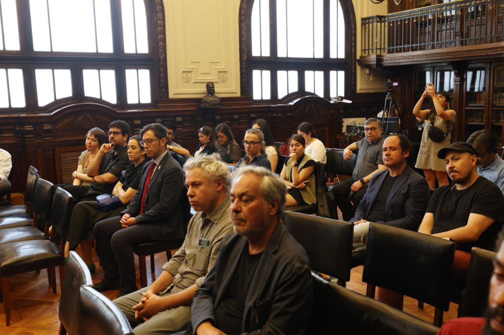 El libro aborda las transformaciones materiales y culturales que trajo consigo la irrupción del automóvil.