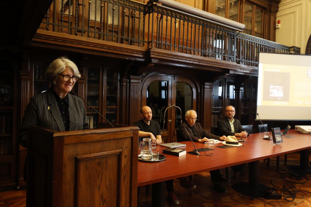 Este libro “refleja la misión pública de la Universidad de Chile, que tiene que ver con investigar y preservar el conocimiento de manera interdisciplinaria", sostuvo Pilar Barba.