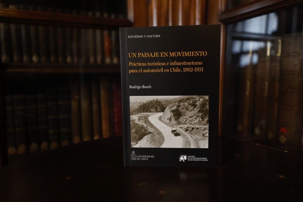 El libro se titula “Un paisaje en movimiento: prácticas turísticas e infraestructuras para el automóvil en Chile, 1902-1931”.