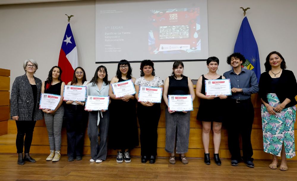 Con el objetivo de representar el aporte de los servicios públicos para asegurar los derechos humanos en la construcción de una sociedad justa e incluyente, el concurso de artes estuvo dirigido a la comunidad universitaria de pre y posgrado de la institución. 