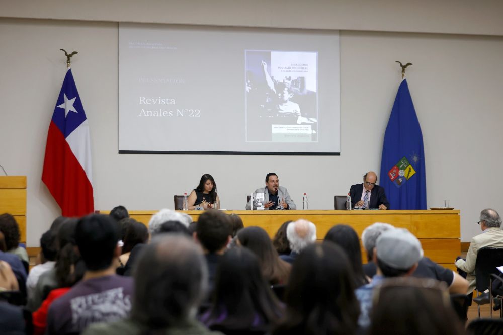 El evento abierto al público contó con un panel de presentación, integrado por el profesor y miembro del Comité Editorial de la revista, Fernando Atria; la profesora Alejandra Castillo; y como moderador, el editor de la revista, Vicente Neira.