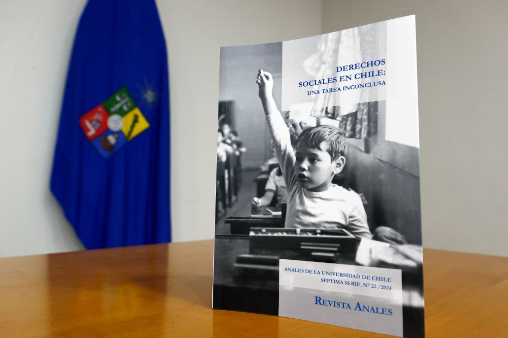 Para abrir la conversación, se compartió la decisión detrás de la fotografía, capturada por  Samuel Urzúa en la Salitrera María Elena. 