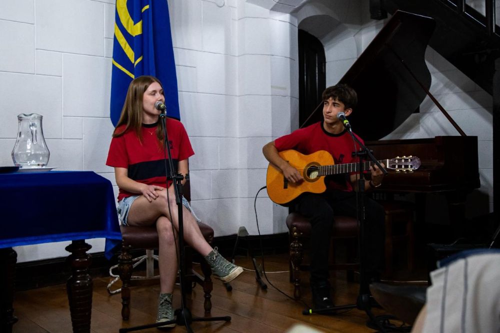 El lanzamiento del libro contó con la participación y presentación artística de estudiantes del LMS.