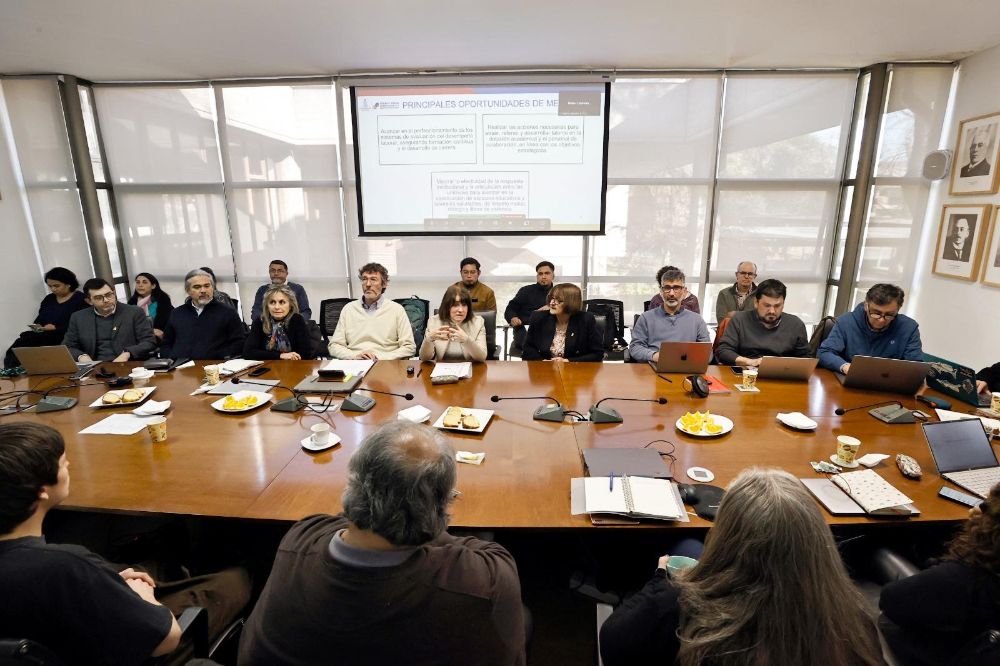 El consejo de la Facultad de Ciencias Agronómicas (FCA) recibió a la Rectora de la Universidad de Chile, Rosa Devés; a la prorrectora, Alejandra Mizala; al vicerrector de Asuntos Académicos, Claudio Pastenes, y al director de Acreditación Institucional, Thomas Griggs, para conocer los resultados más relevantes del informe de autoevaluación institucional con fines de acreditación.