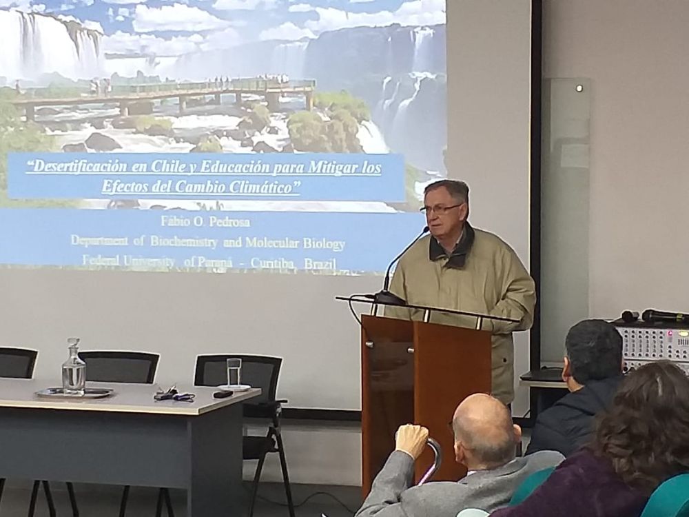 Fabio de Oliveira Pedrosa, destacado científico y académico de la Universidad Federal de Paraná, dio a conocer su investigación relacionada con el uso de bioinoculantes para cultivos en Brasil.