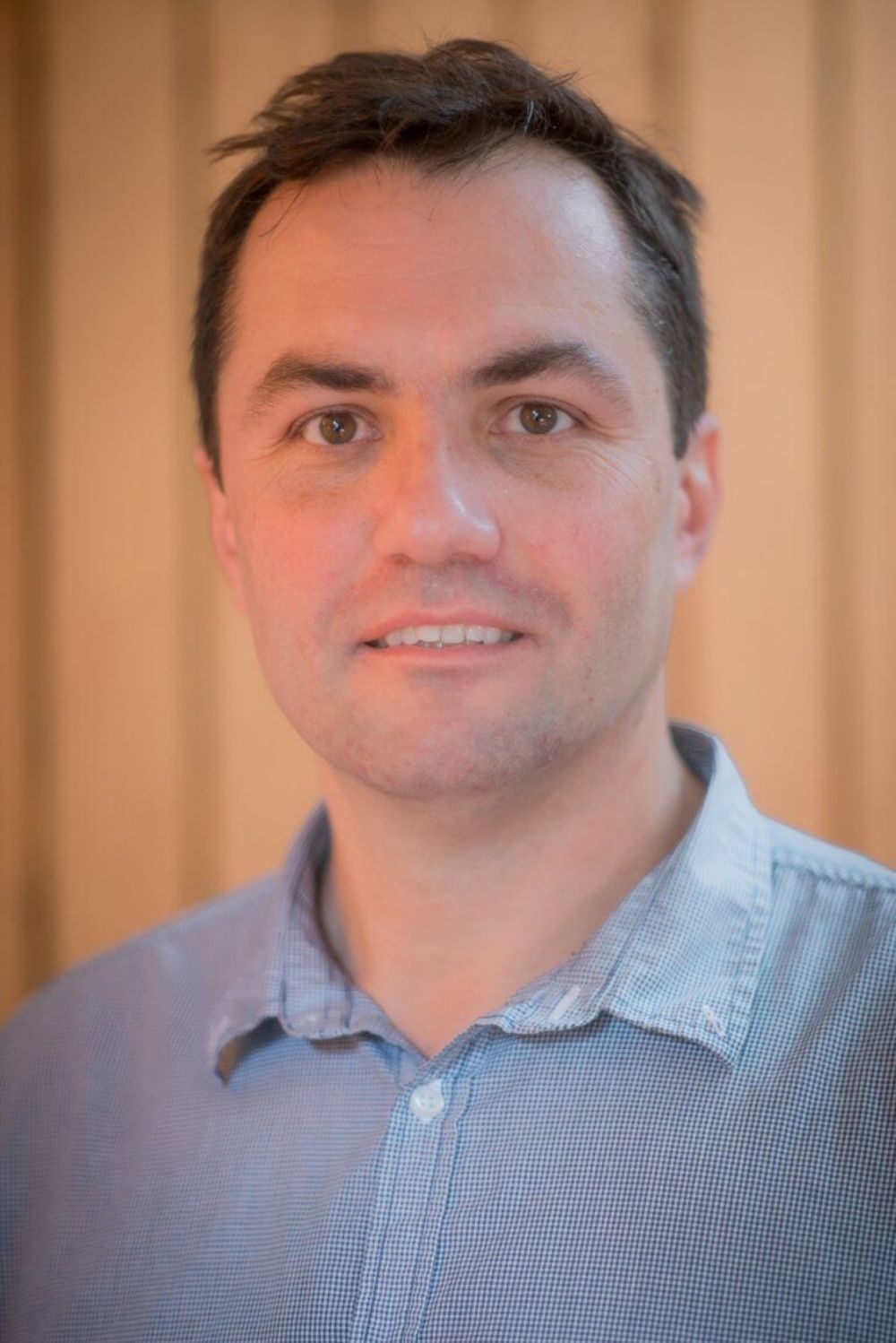 Eduardo Von Bennewitz es ex alumnos de la Facultad de Ciencias Agronómicas de la U. de Chile, donde estudió y se graduó, además trabajó por 2 años luego de su doctorado.