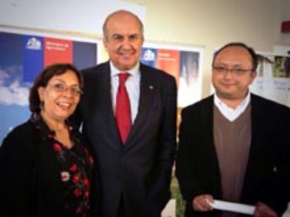 Los investigadores junto al Ministro de Agricultura, Luis Mayol.