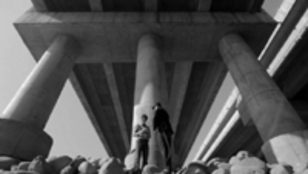 La muestra "Ciudad Sísifo" reflexiona sobre una ciudad errante, sucia y de relaciones anónimas. 