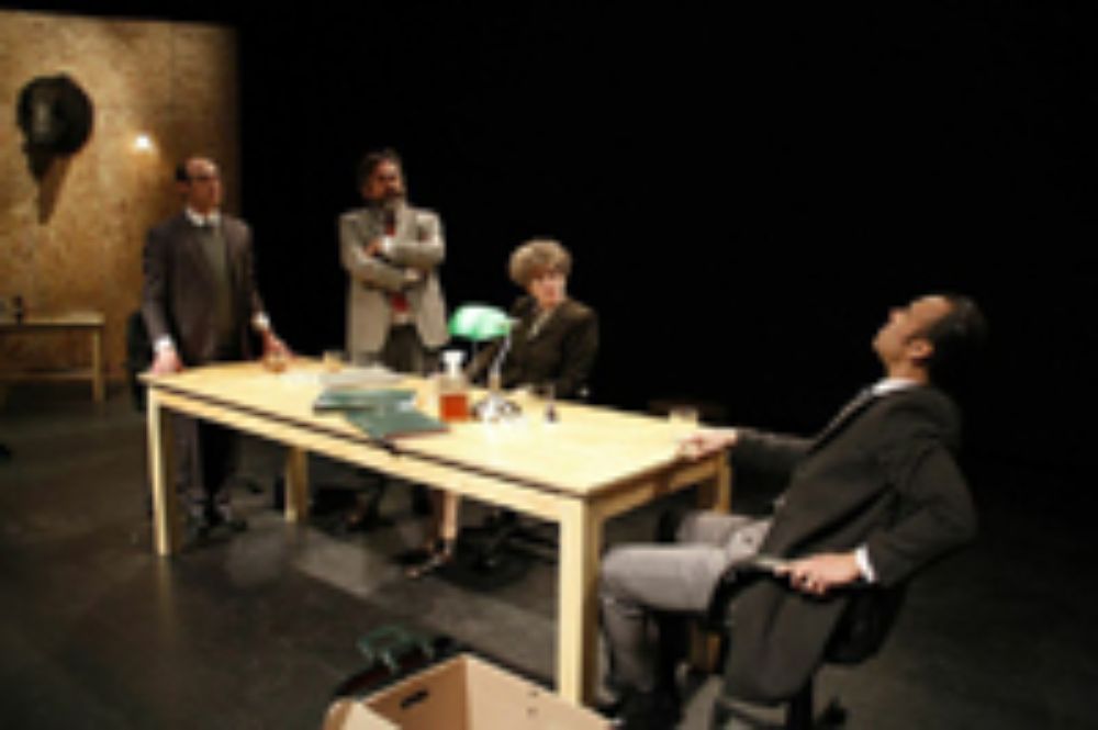 Tras la puesta en escena de "Demonios", "La tía Carola" y "En algún lugar del Desierto de Atacama", la retrospectiva finaliza con la obra "Los millonarios".