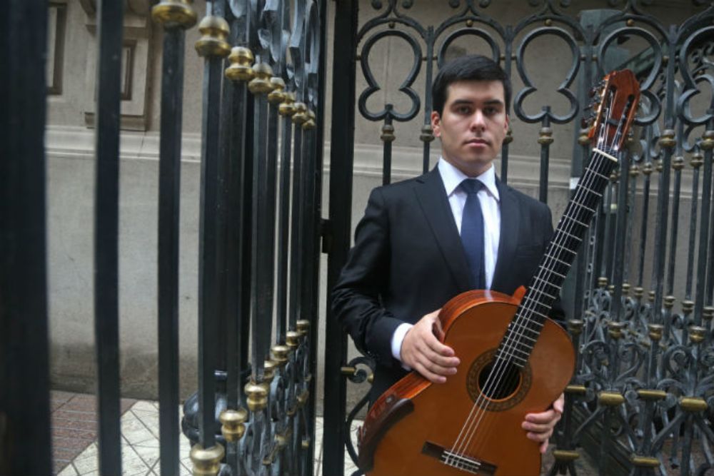 Guitarrista Víctor Castillo presenta "La guitarra clásica de ayer al hoy"