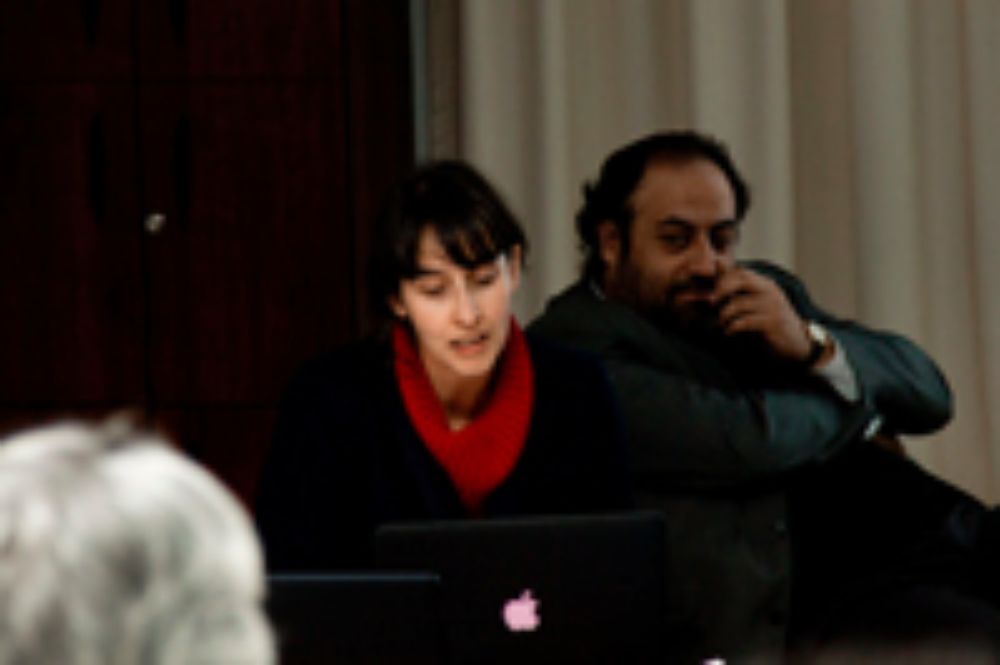 Verónica Troncoso, artista y académica del Departamento de Artes Visuales, presentó la ponencia "Registros fotográficos normalizados: sistemas de control y su subversión" en la UFRO.