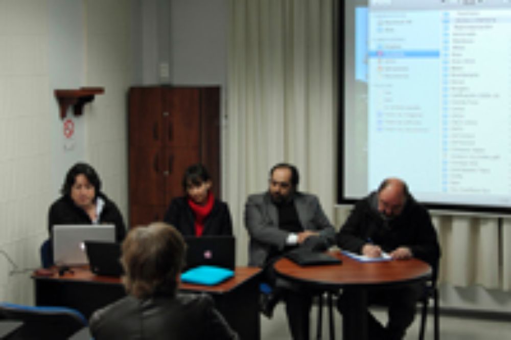 En el coloquio "Archivos: reflexionando un mundo inédito" también participaron los académicos de la Facultad de Artes, Sergio Rojas y Carlos Ossa.