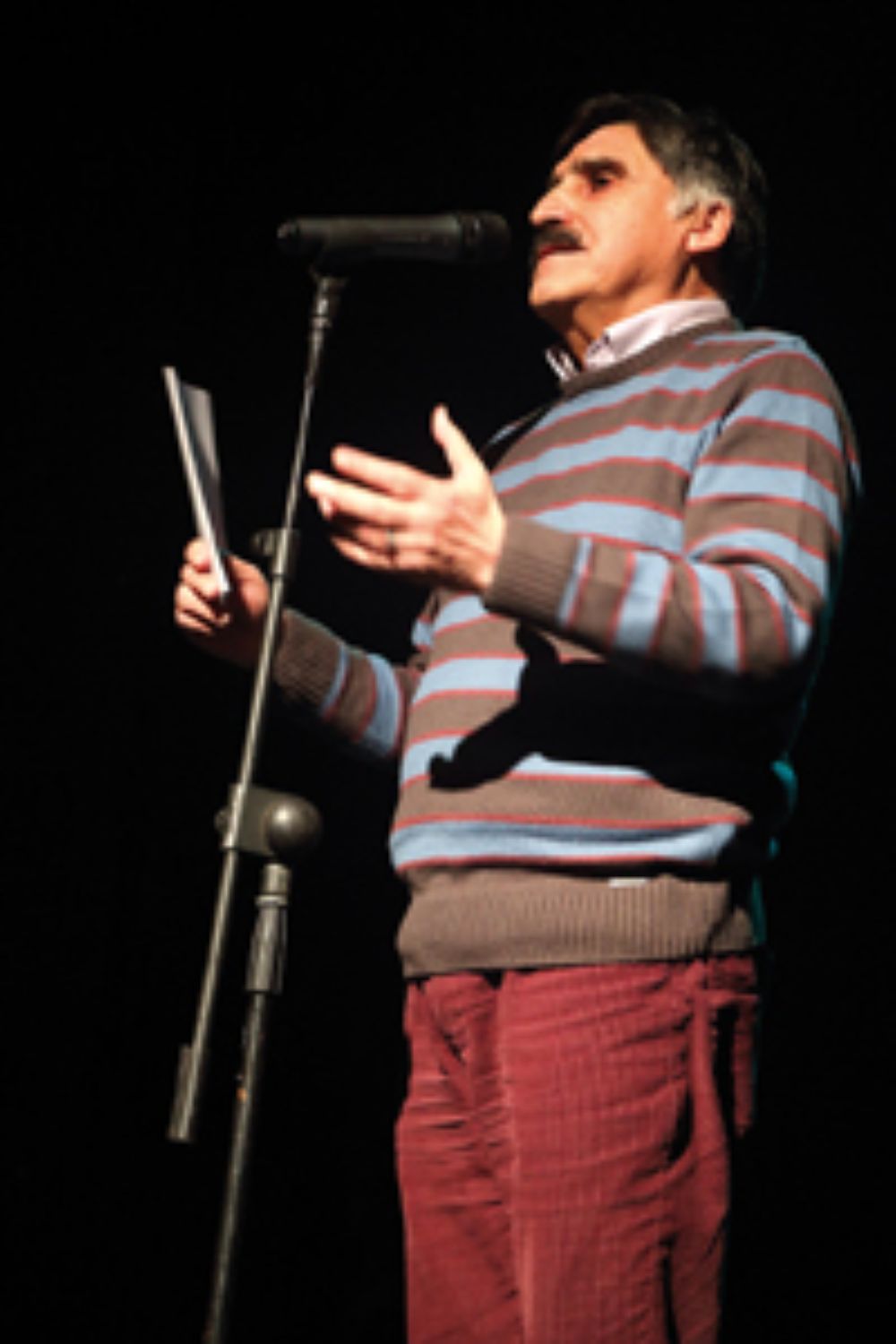 Osvaldo Cádiz, folclorista y compañero de esta artista, en la ceremonia que la Facultad de Artes organizó recientemente para homenajearla.