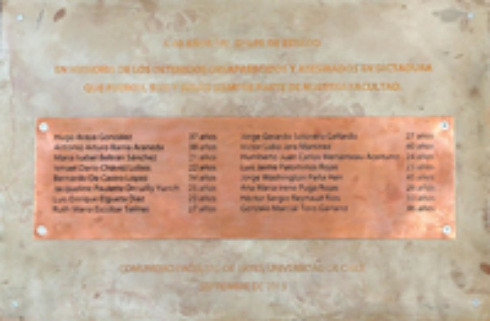Placa que recuerda a los integrantes de la Facultad de Artes que murieron y desaparecieron durante la dictadura militar de Chile.
