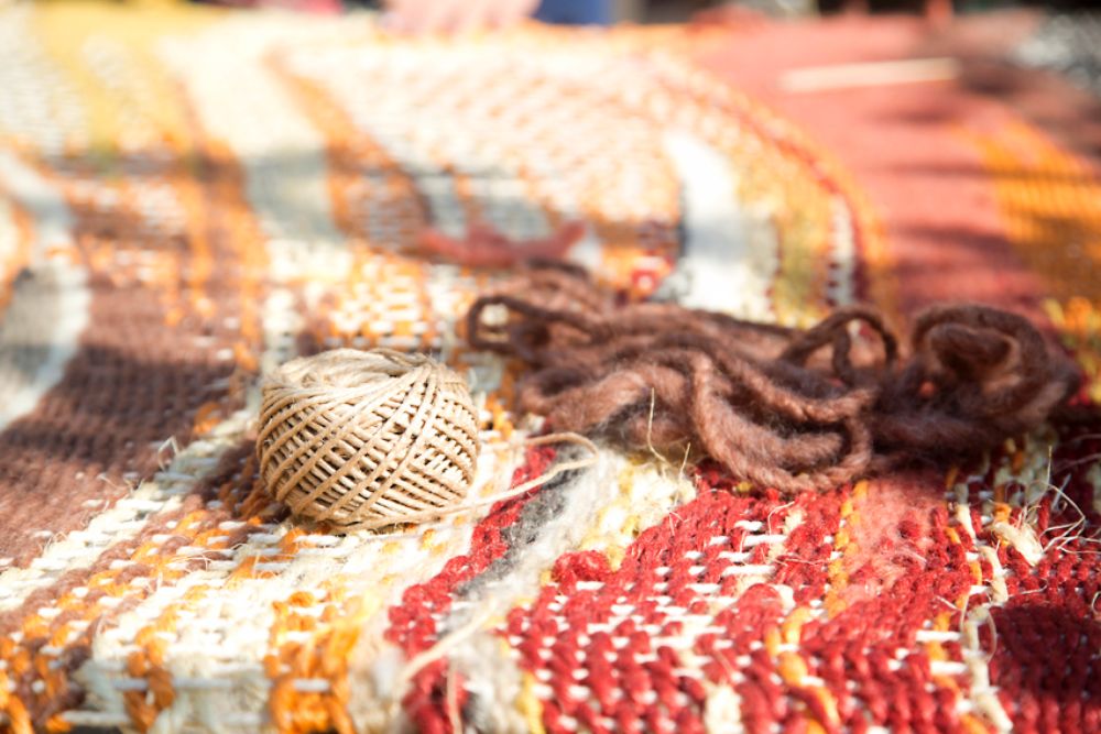 Se trata de un telar formado por seis piezas que busca simbolizar las vivencias telúricas de chilenos.