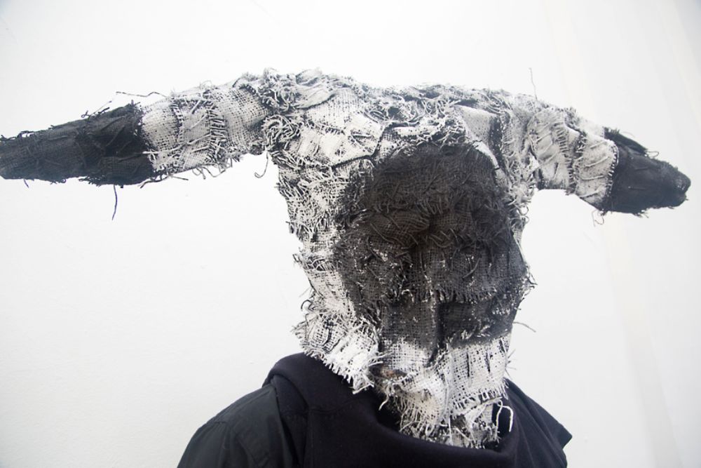 Complejo Conejo aborda las tribus Selk'nam, tomándolos como inspiración para diseñar y crear piezas de vestuario.