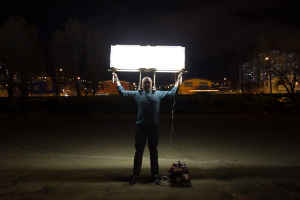 "Archivos para pensar nuestra derrota" aborda el conjunto de contradicciones y contrasentidos que rodean la imagen artística, siempre suspendida entre la política y el mercado.