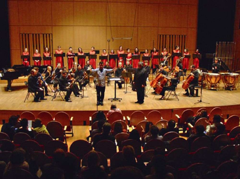 Prof. Eduardo Cáceres, presentó la obra Cantos ceremoniales para aprendiz de machi (inspirado en textos del poeta mapuche Elicura Chilhuailaf) y participó de una mesa redonda.