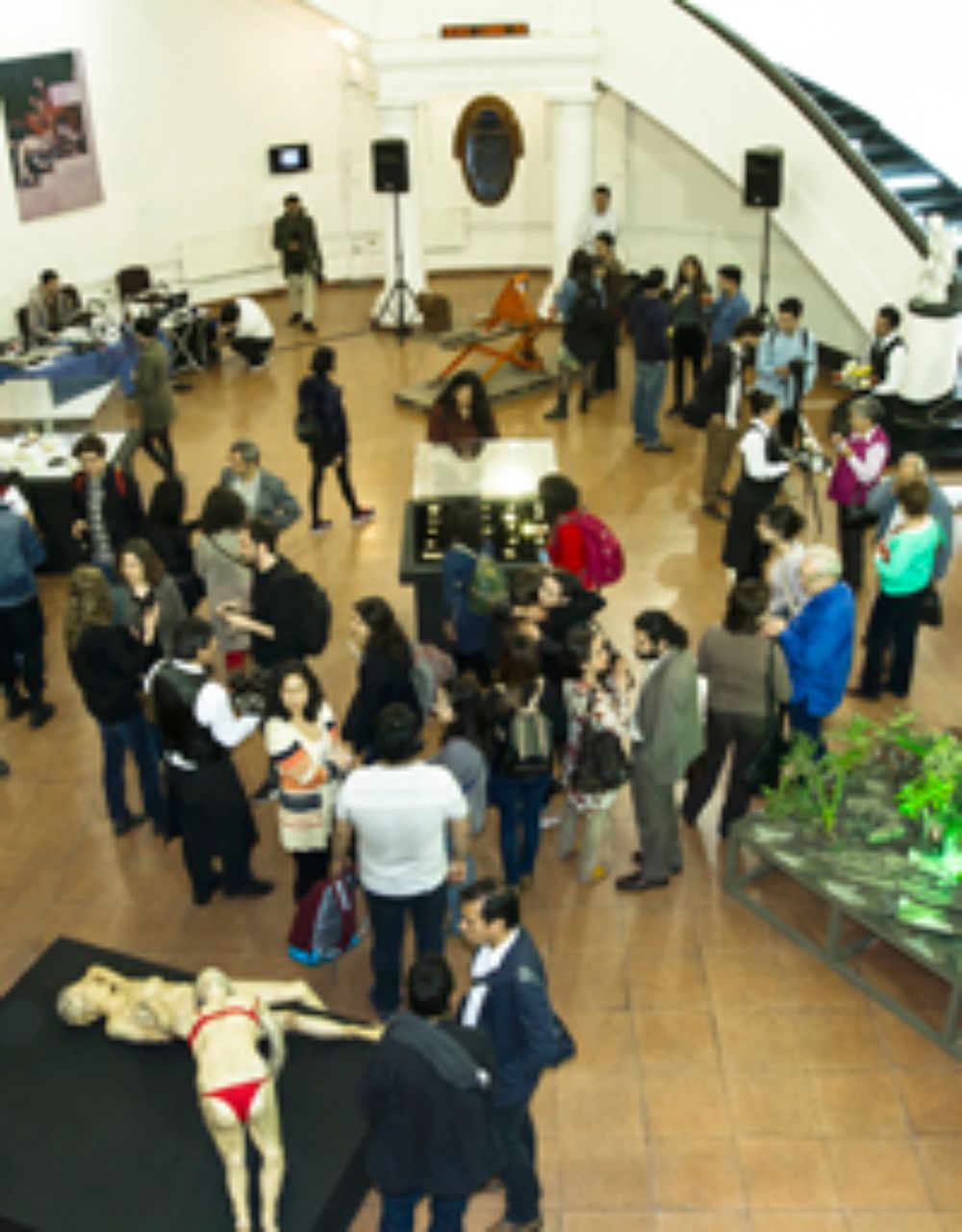 El catalogo Barroco Fronterizo cuenta con 186 páginas que además de disponer de gran material fotográfico en torno a la exposición, concentra dos textos curatoriales hechos por Donoso y Guzmán.