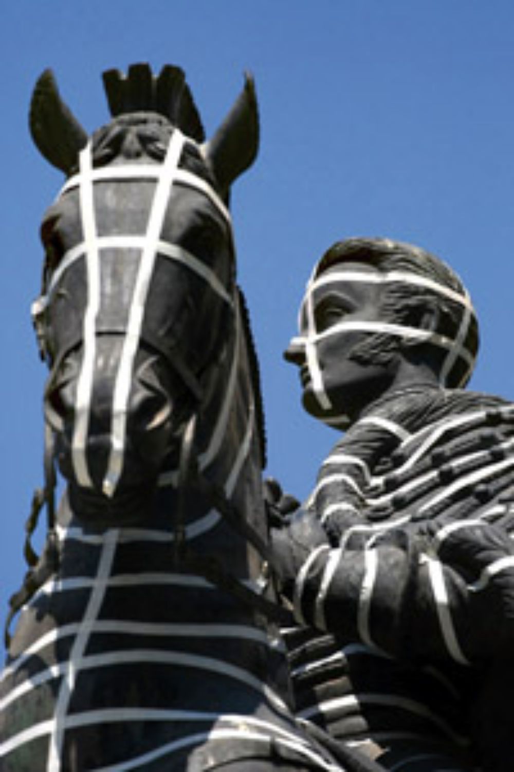 Una de las obras de E. Matthey tuvo, por primera vez, gran aparición en la prensa. Se trata de "La resurrección de los muertos" que en marzo de 2014 intervino estatuas de próceres.