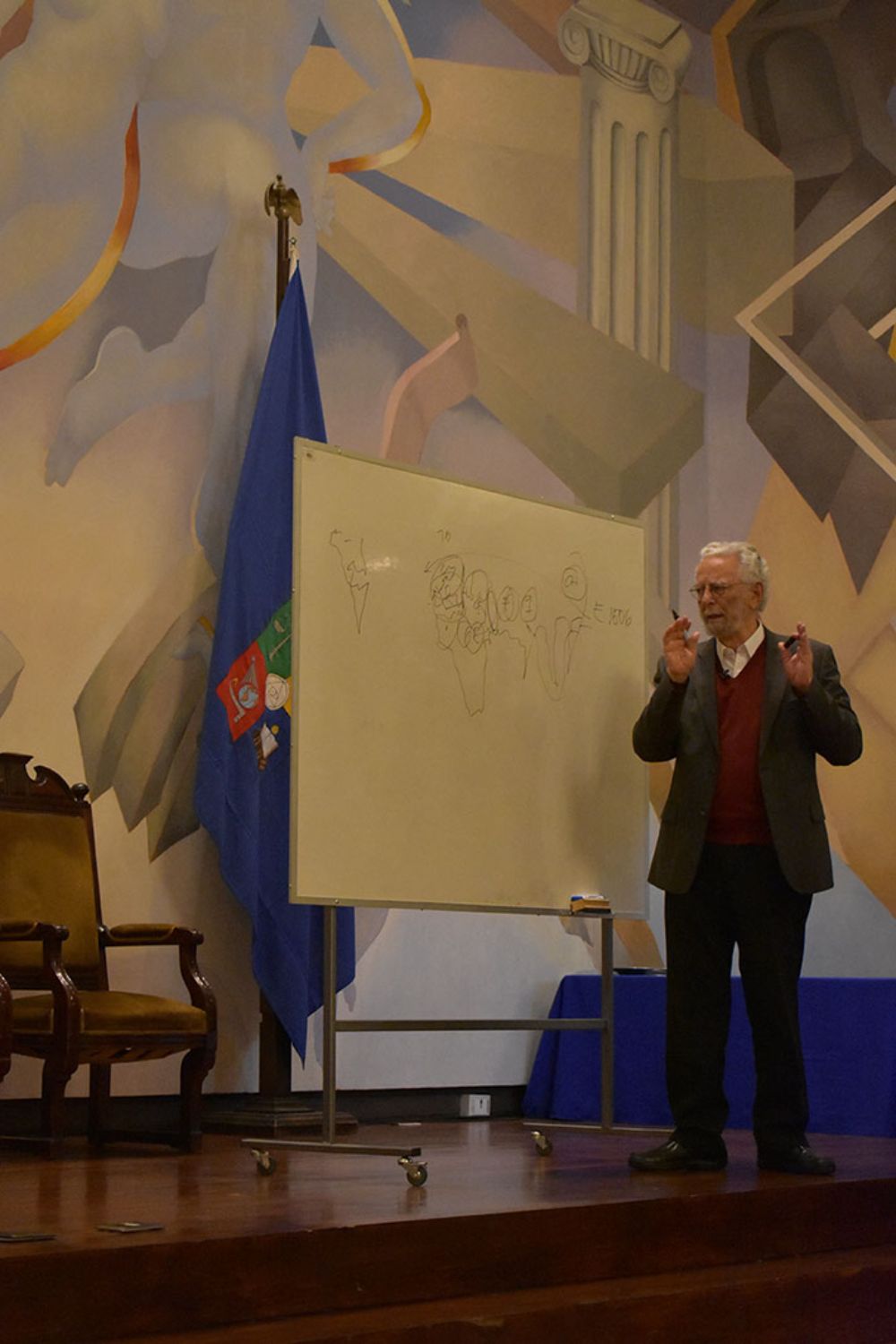 Luego de la entrega del reconocimiento, el prof. Dussel ofreció una clase magistral.