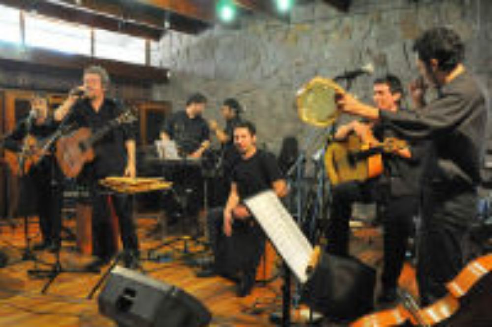  Más de un centenar de artistas será parte del certamen no competitivo que se desarrollará en la Sala Isidora Zegers (Compañía 1264, Santiago Centro) a las 19:30 horas con entrada liberada.