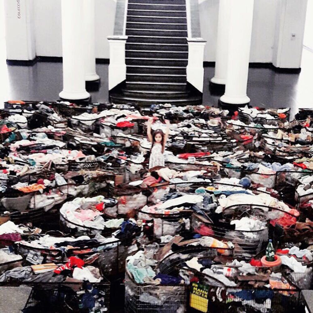 En Luxembourg se exhibe una construcción de contenedores de fierro y malla acme, de carácter monumental, rellenados con basura recolectada de vertederos de Pudahuel y Lo Barnechea.