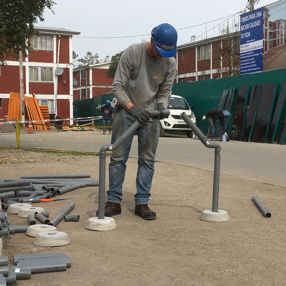 Un proyecto expositivo que incluyó a trabajadores de la construcción para realizar esculturas con tubos de PVC.