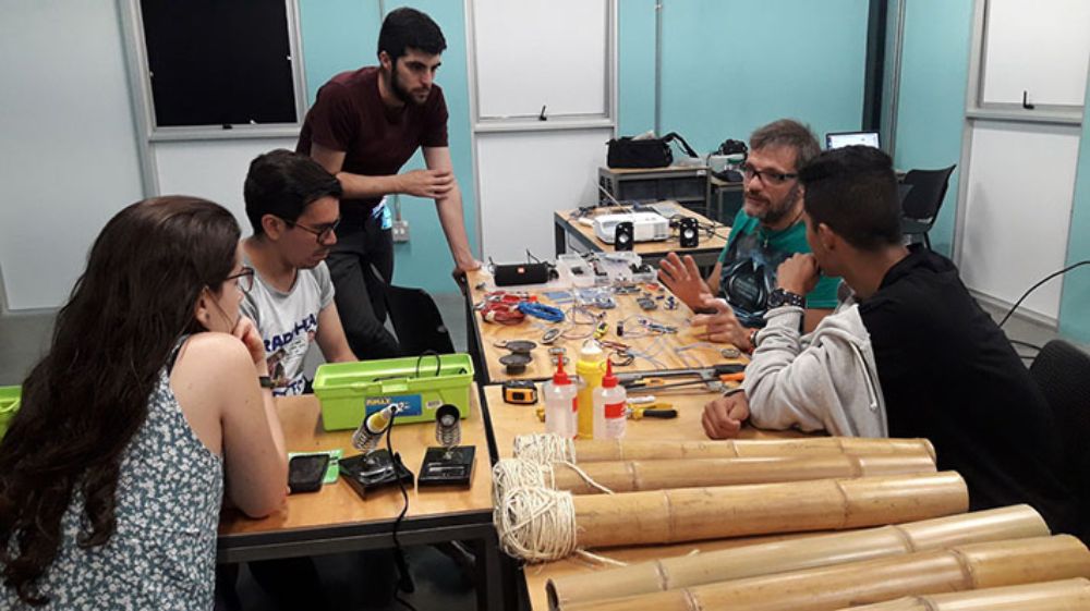 Durante el workshop de la "Cumbre Cultural de las Américas" se plantearon diversas preguntas abiertas que abordaron los tejidos y campos de cada participante.