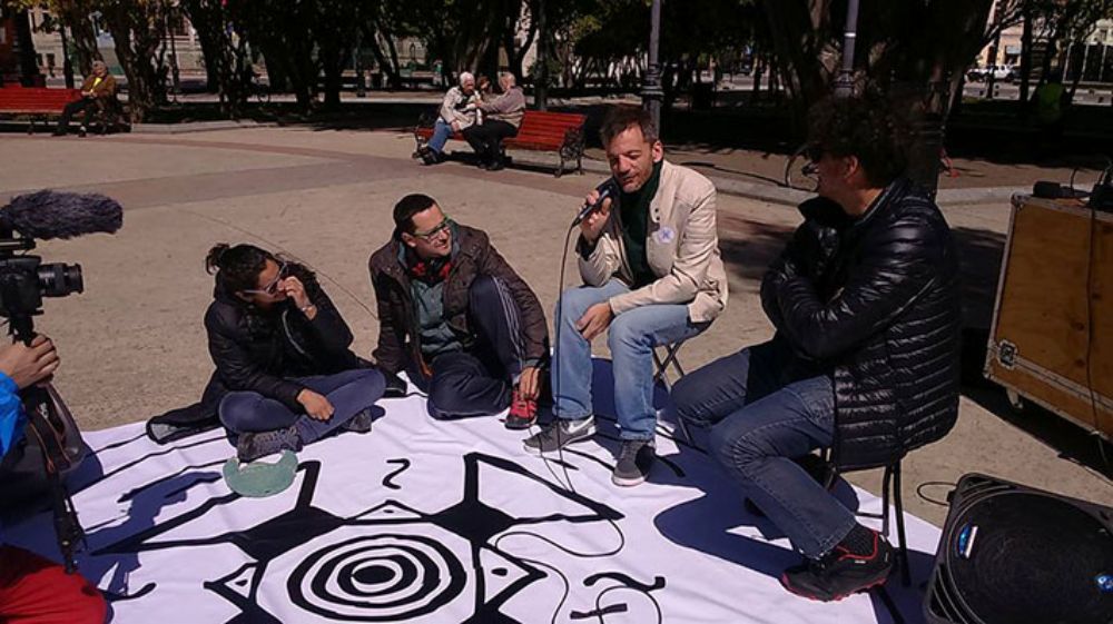 Dicho documento también cuestiona cómo lo colectivo y la noción de estar en red propuesto por "Surófona", permite construir un relato de divergencias y convergencias sobre una identidad compleja.