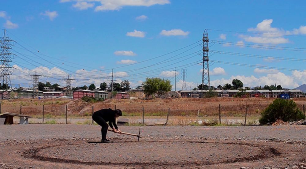 "Excavación de una circunferencia sobre la tierra" de la artista visual egresada del DAV, Rocío López, obtuvo el primer lugar en la categoría Performance