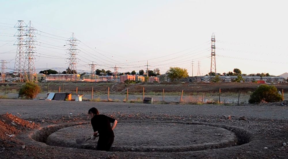 López consigue a través de su trabajo tensionar el tiempo, el espacio o el cuerpo y los elementos que llevaron a esta acción a convertirse en performance.