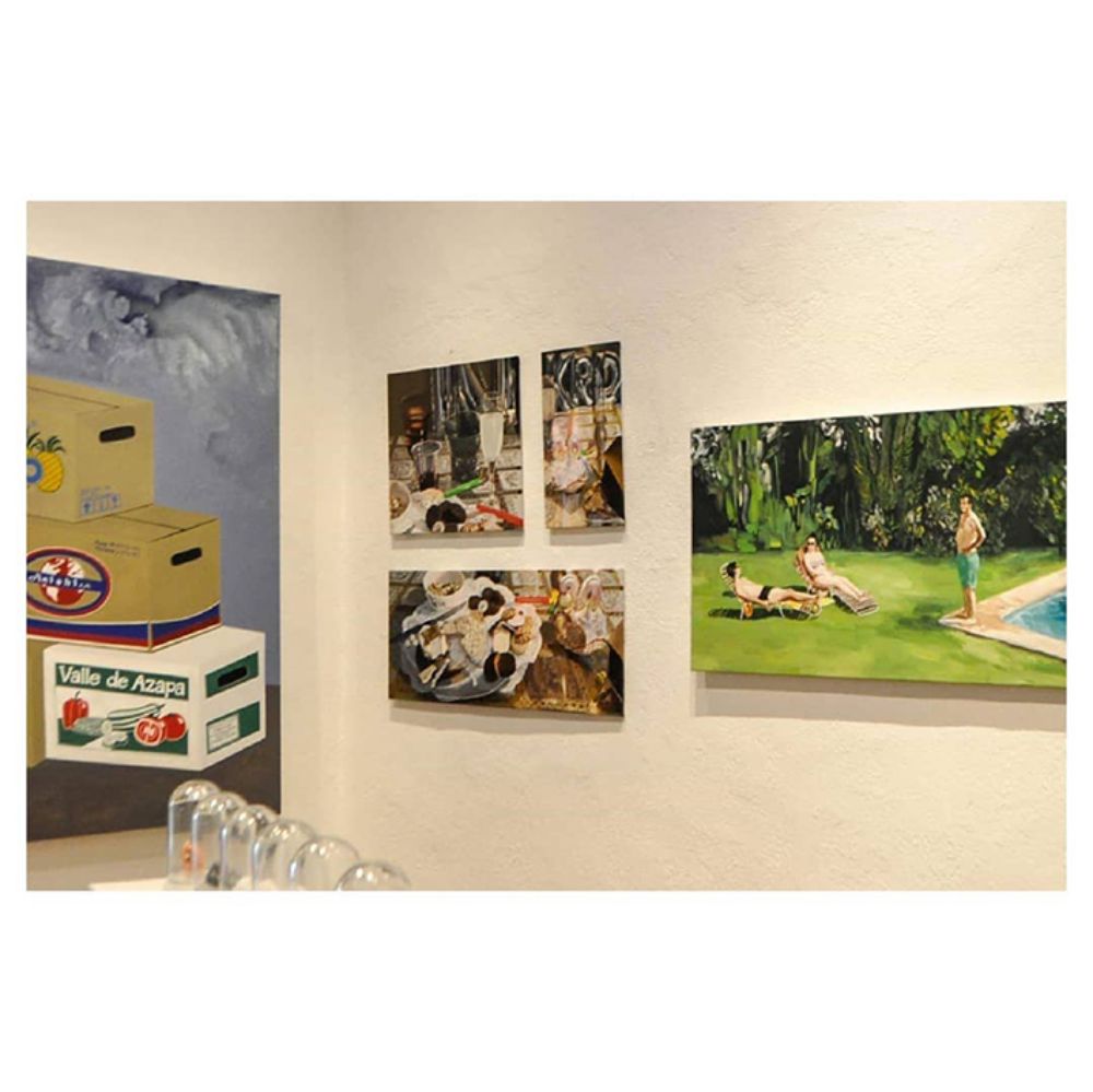 "Bodegón con pie de limón, galletas, queso crema, pisco sour y reloj" de la egresada y profesora del DAV, Karina Román, obtuvo la Segunda mención Honrosa en la categoría Pintura.