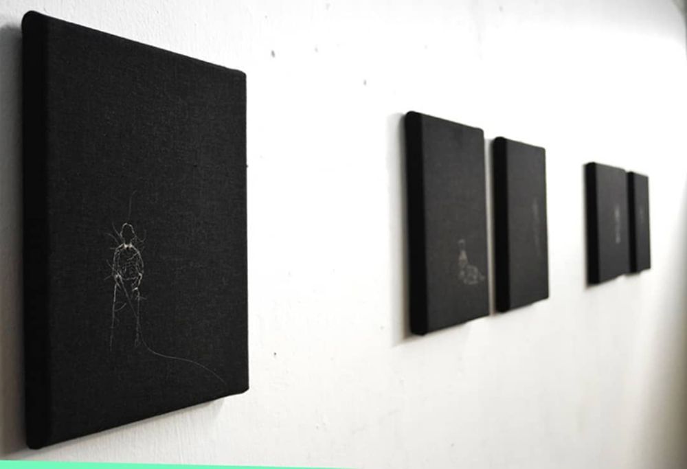 Este trabajo surge al pensar desde la indumentaria y continúa con el interés de la artista por explorar el trabajo nemotécnico de representar imágenes del álbum materno.