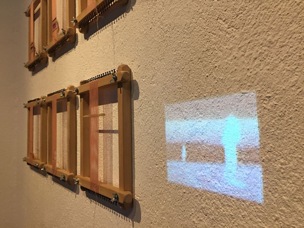 "La intención de esta obra es generar una interacción visual entre los medios manual, analogo y digital", contó Linsambarth