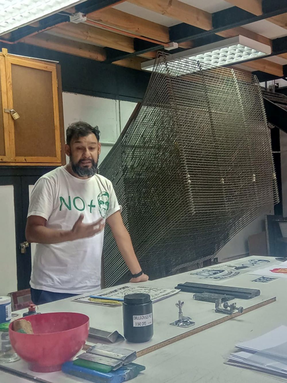 El profesor del DAV, Nelson Plaza, realizó un taller de Serigrafía dirigido para funcionarios de la Sede Las Encinas.