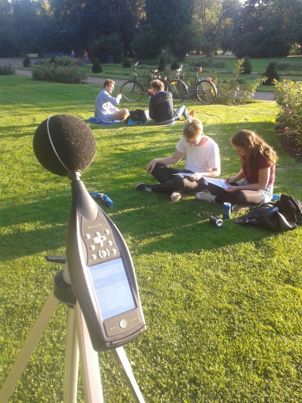 Medición de parámetros acústicos en área verde. Fotografía gentileza: prof. Pablo Kogan.