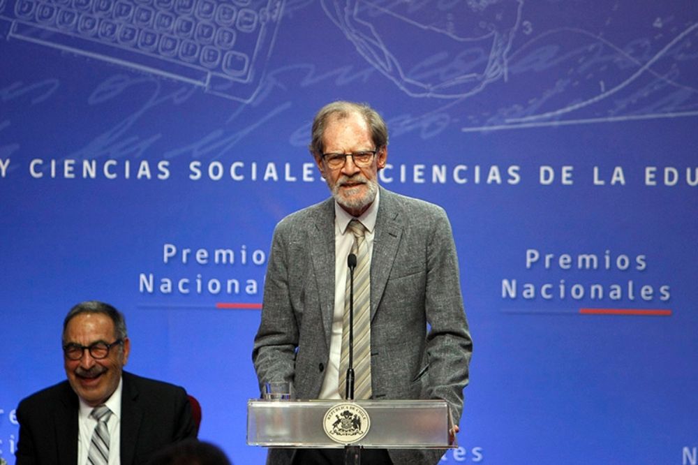 Alejandro Sieveking recibiendo el Premio Nacional de Artes de la Representación 2017 en La Moneda.