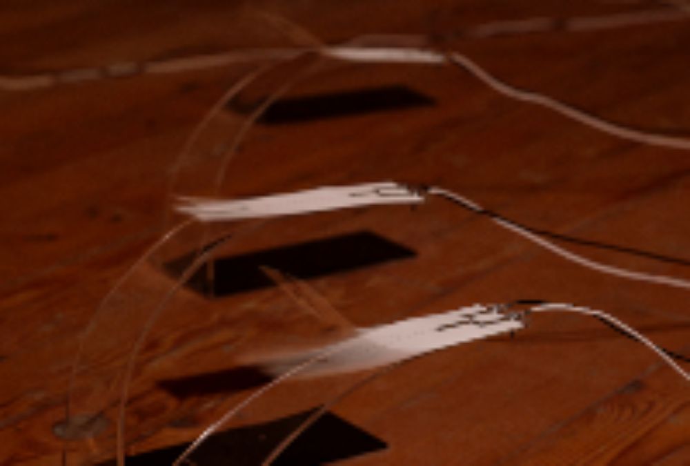 El cruce de distintas disciplinas artísticas está en la base de "Intersecciones frágiles", obra en que la experiencia sensorial y en tiempo real de intérprete y espectadores es protagónica.