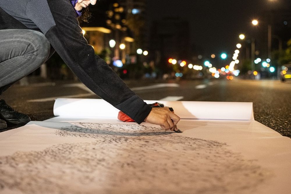 Viviana Silva presenta "Trazas de la rabia", obra realizada desde el dibujo en la que trabaja con/sobre las  memorias, huellas y vestigios de lo que ha sido la expresión popular de la revuelta social.