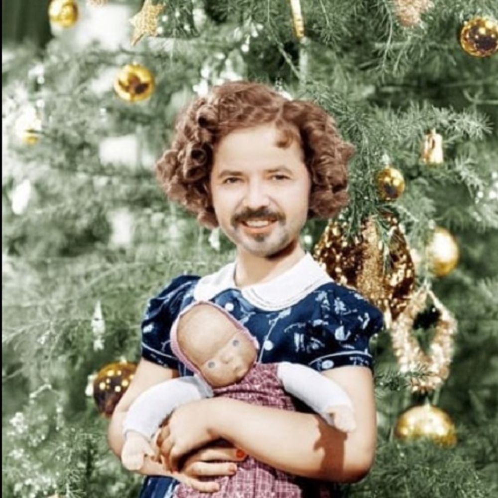 "En mis performances encarno a la persona común y corriente que desea tener la identidad de personas famosas", dijo el artista.